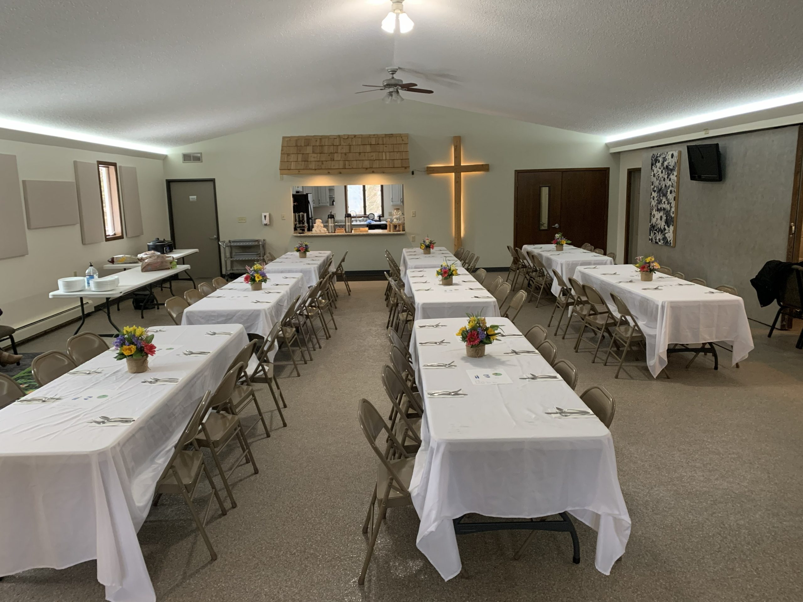 view of the dinning area before a potluck with decorative tables