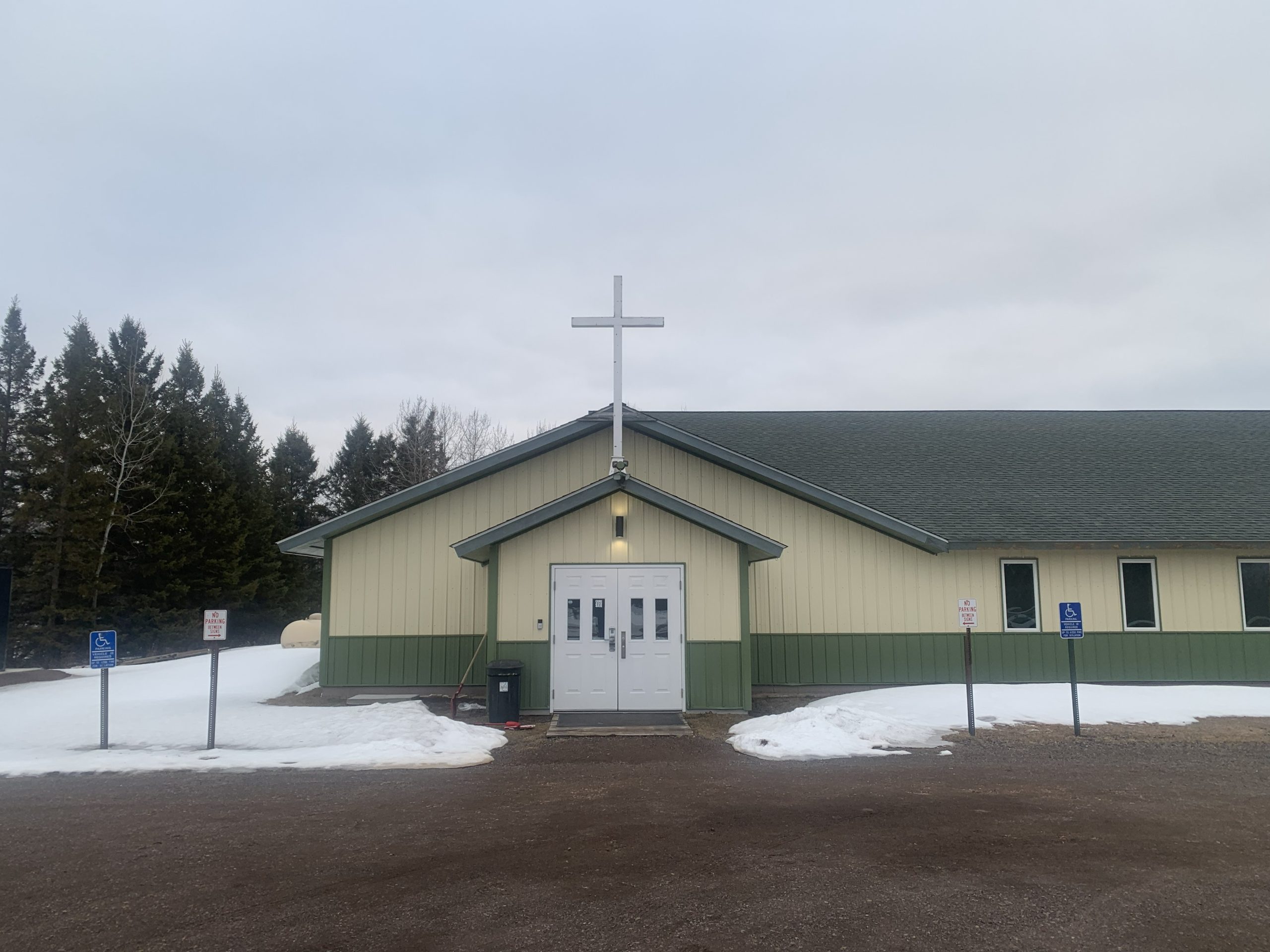 Wide view of the Anchor Point Church Two Harbors main entrance and parking lot at 973 Scenic Drive.